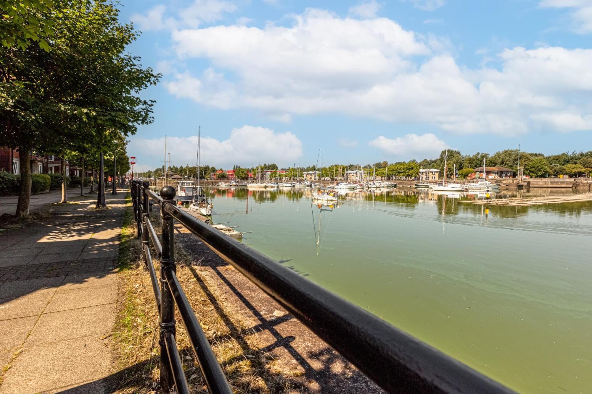 Cozy Waterfront - Free Parking & Wi-fi Appartement