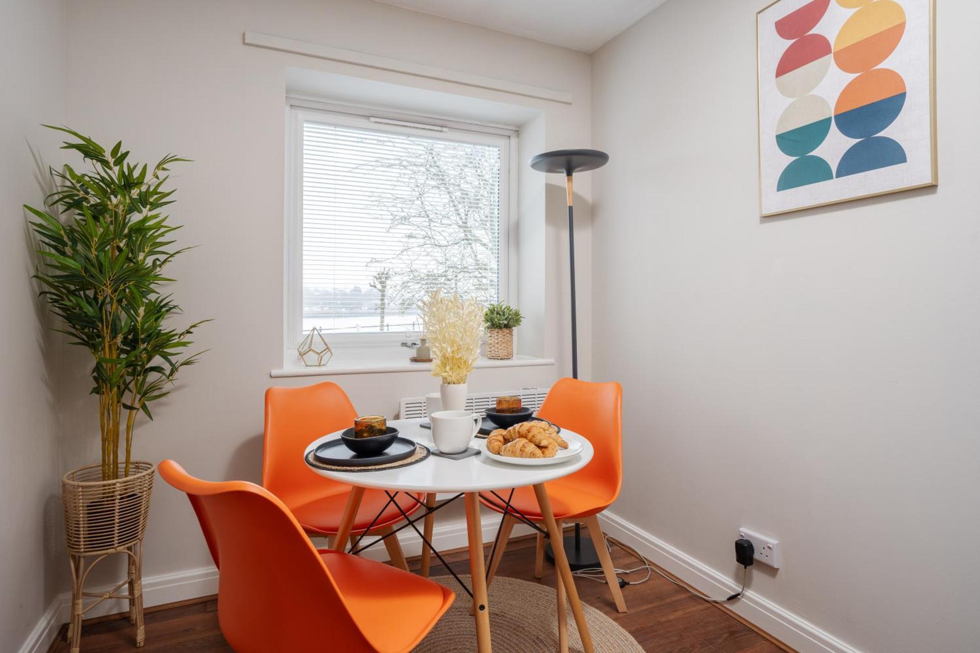 Cozy Waterfront - Free Parking & Wi-fi
